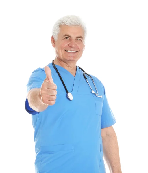 Portré férfi orvos cserjések mutató hüvelykujjával fel elszigetelt fehér. Egészségügyi dolgozók — Stock Fotó