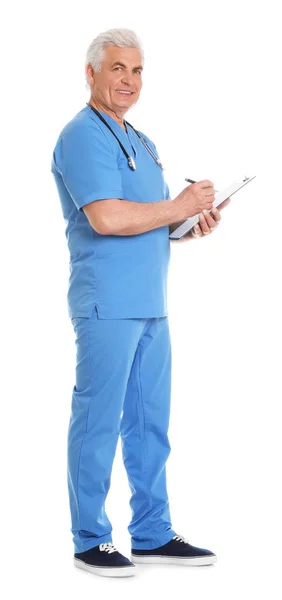 Volledige lengte portret van mannelijke arts in Scrubs met Klembord geïsoleerd op wit. Medisch personeel — Stockfoto