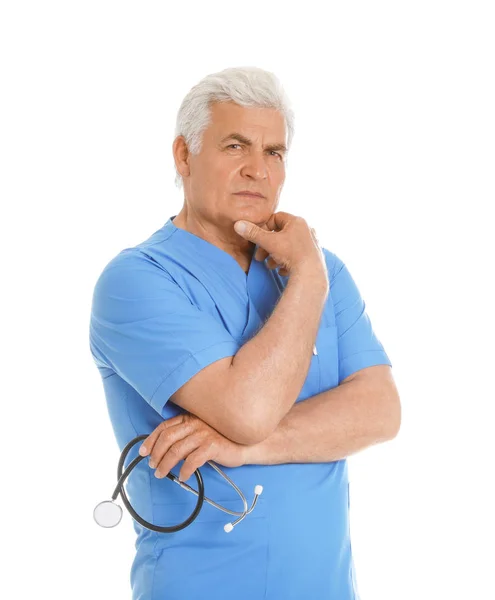 Retrato de médico masculino pensativo em esfrega com estetoscópio isolado em branco. Pessoal médico — Fotografia de Stock