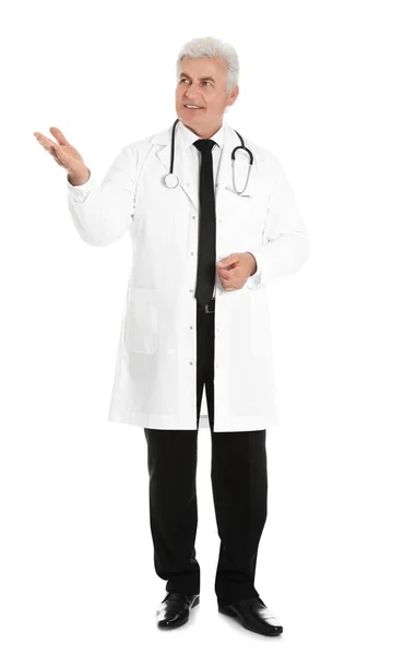 Ολόσωμο πορτρέτο του αρσενικού γιατρού με στηθοσκόπιο απομονωμένο σε λευκό. Ιατρικό προσωπικό — Φωτογραφία Αρχείου