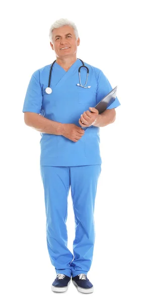 Ganzes Porträt eines männlichen Arztes in Peelings mit Klemmbrett isoliert auf weiß. medizinisches Personal — Stockfoto