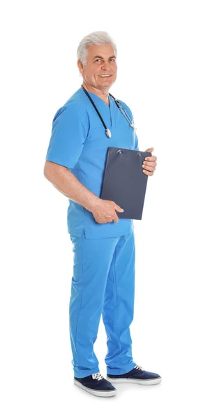 Volledige lengte portret van mannelijke arts in Scrubs met Klembord geïsoleerd op wit. Medisch personeel — Stockfoto