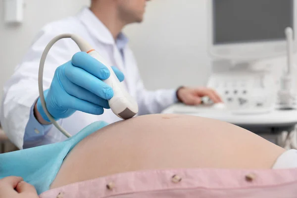 Pregnant woman undergoing ultrasound scan in clinic, closeup — Stock Photo, Image