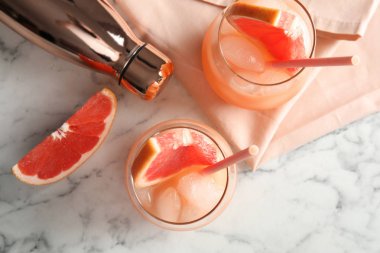 Mermer arka planda greyfurt kokteylleri bardakları ile düz yatıyordu kompozisyon