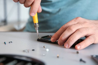 Teknisyen masada cep telefonu tamir, çekim