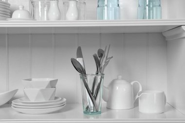 Bulaşık takımlı beyaz raf ünitesi