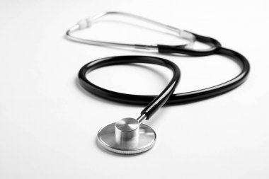 Beyaz üzerinde izole modern stetoskop. Tıbbi alet