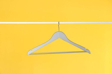Renkli arka planda elbise askısı ile metal raf