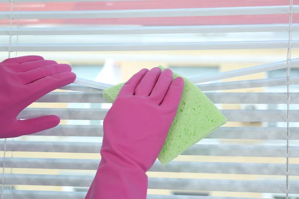 Kadın pencere JALUZİ bez kapalı, closeup ile silerek. Temizlik öncesi ve sonrası — Stok fotoğraf