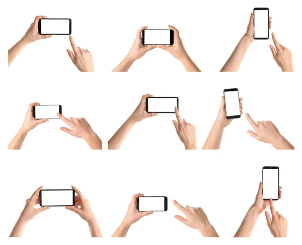 Conjunto com pessoas segurando smartphones no fundo branco, close-up de mãos. Espaço para texto — Fotografia de Stock