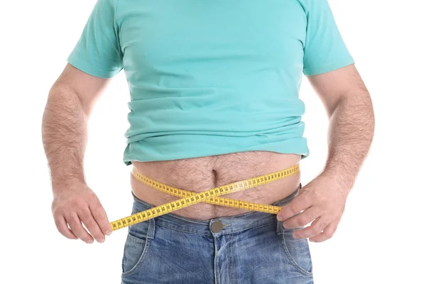 Nadváha muž s velkým břichem a měřicí páska izolovaný na bílém, zaostřená — Stock fotografie
