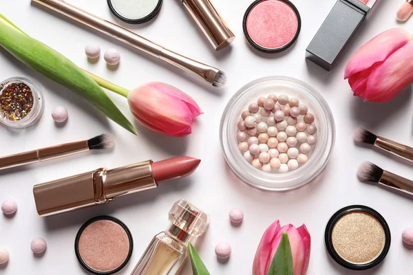 Olika Makeup-produkter och blommor på vit bakgrund, uppifrån — Stockfoto