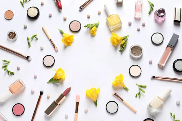 Diferentes productos de maquillaje y flores sobre fondo blanco, vista superior con espacio para texto — Foto de Stock