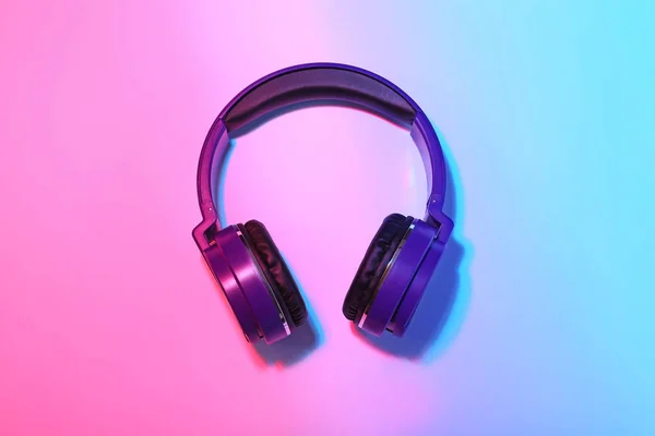 Snygga hörlurar på färg bakgrunden, ovanifrån — Stockfoto
