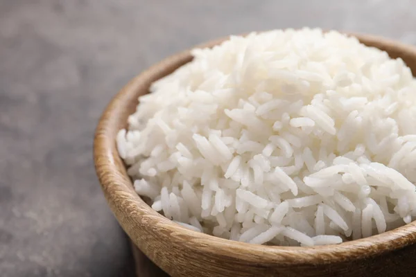 Tigela de arroz branco cozido saboroso na mesa, close-up — Fotografia de Stock