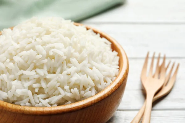 Tigela de saboroso arroz cozido servido na mesa, close-up. Espaço para texto — Fotografia de Stock