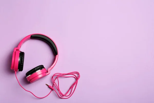 Stijlvolle koptelefoon op kleur achtergrond, bovenaanzicht. Ruimte voor tekst — Stockfoto