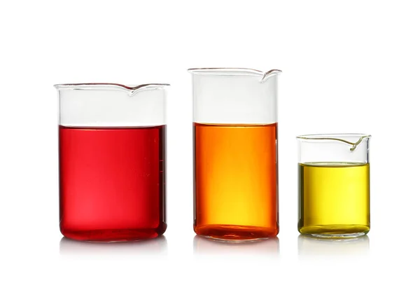 Beakers com líquido de cor isolado em branco. Química da solução — Fotografia de Stock