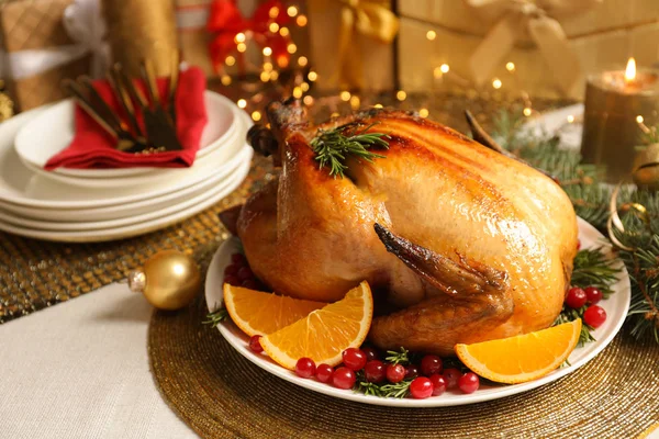 Delicioso pavo asado servido para la cena de Navidad en la mesa — Foto de Stock