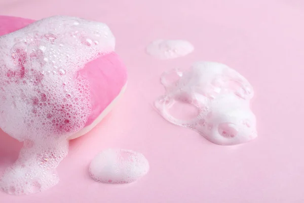 SOAP bar en schuim op kleur achtergrond, close-up te bekijken — Stockfoto