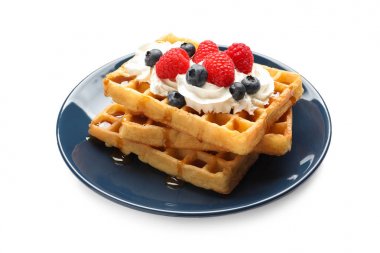 Beyaz arka planda nefis waffle, krema ve çilek ile plaka