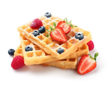 Beyaz arka plan üzerinde çilek ile lezzetli waffle