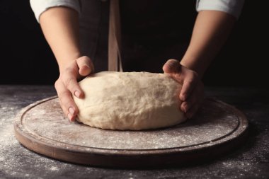 Bayan fırıncı masada ekmek hamur hazırlamak, kapatmak