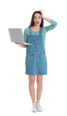 Beyaz arka planda laptop ile Casual kıyafeti genç kadının tam uzunlukta portre şok