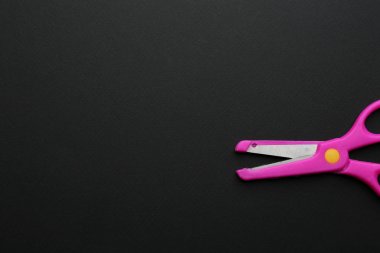 Koyu arka planda eğitim makas çifti, üst görünüm. Metin alanı