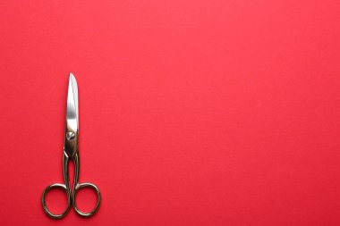 Renkli arka planda bir çift keskin makas, üst görüş. Metin için boşluk