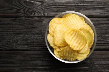 Ahşap masa üzerinde patates cips kase, üst görünüm. Metin alanı