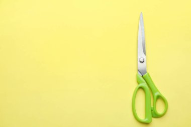 Renkli arka planda bir çift keskin makas, üst görüş. Metin için boşluk