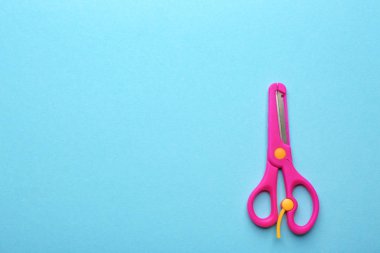 Renk arka plan üzerinde eğitim makas, üst görünüm. Metin alanı