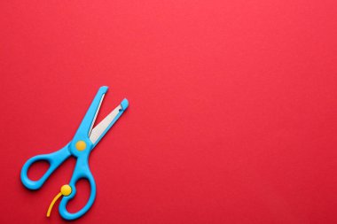 Renk arka plan üzerinde eğitim makas, üst görünüm. Metin alanı