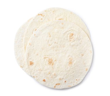 Beyaz arka planda Mısır tortillaları, üst görünüm. Mayasız ekmek