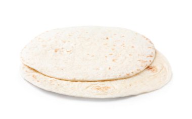 Beyaz arka planda mısır tortillası. Mayasız ekmek