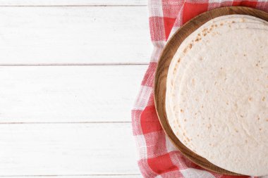 Beyaz ahşap arka planda Mısır tortillaları ile düz yatıyordu kompozisyon, metin için alan. Mayasız ekmek