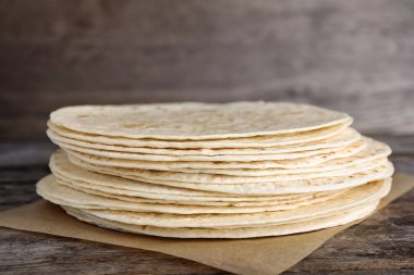 Ahşap masada Mısır tortillaları yığını. Mayasız ekmek