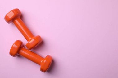 Parlak dambıl ve renk arka plan üzerinde metin için boşluk, düz yatıyordu. Ev fitness