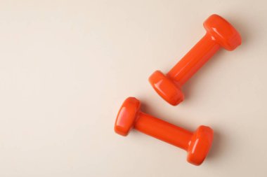 Parlak dambıl ve renk arka plan üzerinde metin için boşluk, düz yatıyordu. Ev fitness