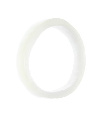 Beyaz üzerinde izole taze olgun soğan yüzük