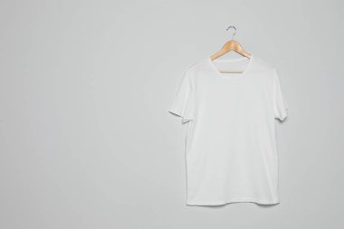 Gri arka planda boş t-shirt ile askı. Tasarım için mock