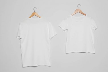 Gri arka planda boş t-shirt ile askılar. Tasarım için mock
