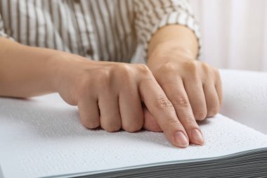 Braille yazılmış kör kişi okuma kitabı, closeup
