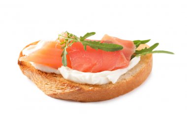 Beyaz arka planda somon ve roka ile lezzetli Bruschetta