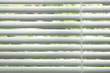 Yatay panjurlu pencerenin yakın çekim görünümü