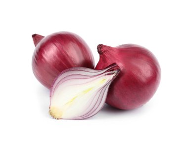 Taze bütün ve beyaz arka plan üzerinde kesilmiş kırmızı soğan