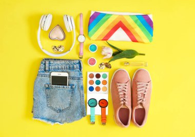 Düz elbise ve aksesuarlar renk arka plan ile kompozisyon yatıyordu. Trendy bahar görünüm