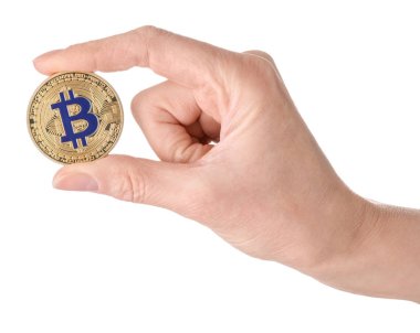 Beyaz arka planda altın Bitcoin tutan kadın, çekim