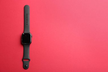 Renk arka plan üzerinde kırık akıllı saat üst görünümü, metin için alan. Onarım hizmeti